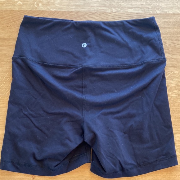 Women’s polyester and spandex bike shorts, size medium - Picture 2 of 3